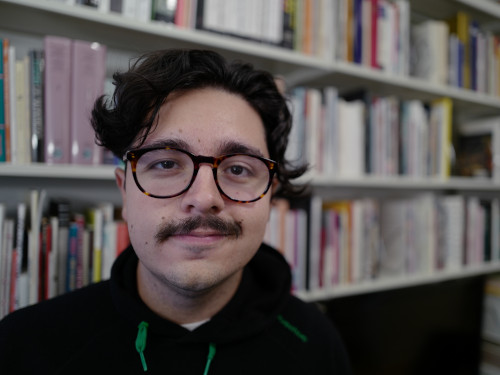 Antônio in front of some poetry.
