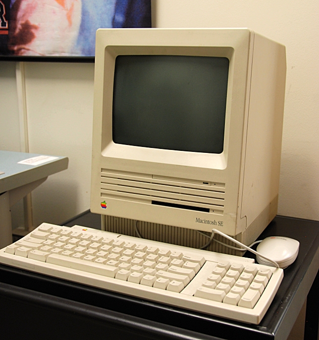 Photo of the Macintosh SE sytem